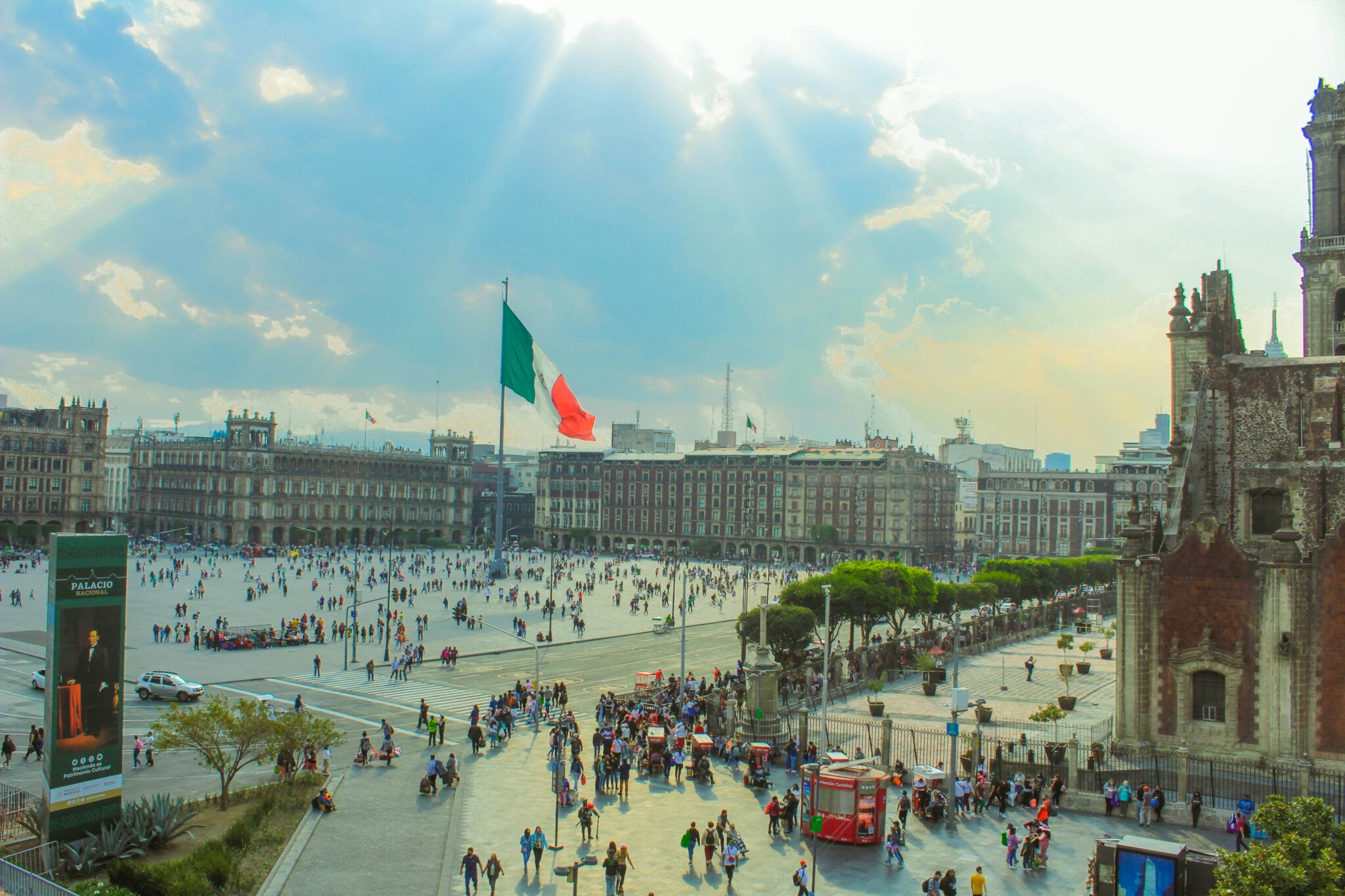 Náměstí Zócalo s obrovskou mexickou vlajkou - Mexico City průvodce. 