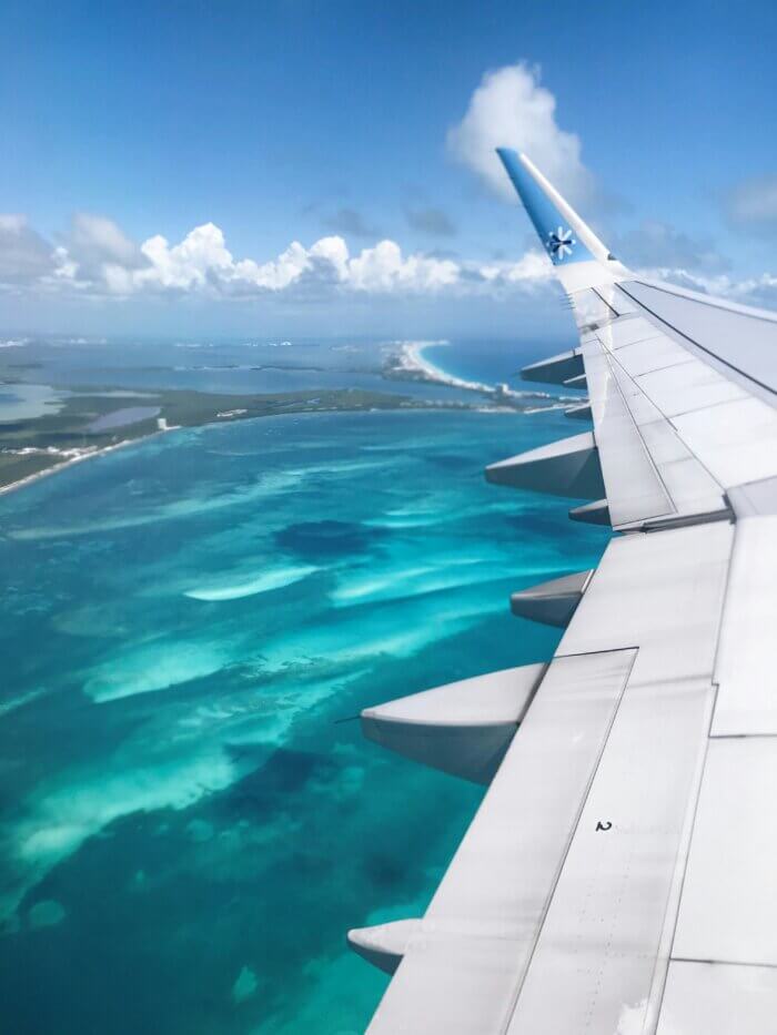 Průvodce Mexiko - pohled na Cancun a Karibik z letadla s křídlem letadla