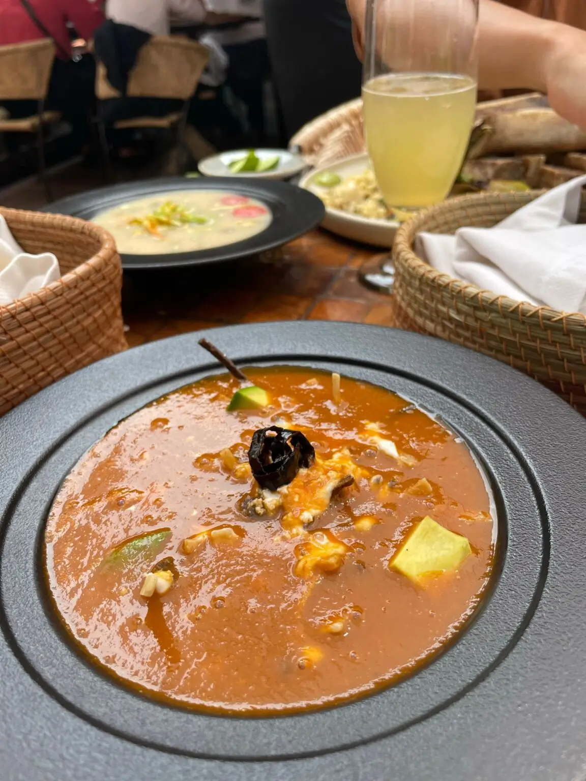 Tradiční mexická sopa azteca servírovaná v restauraci Los Danzantes v Coyoacánu.