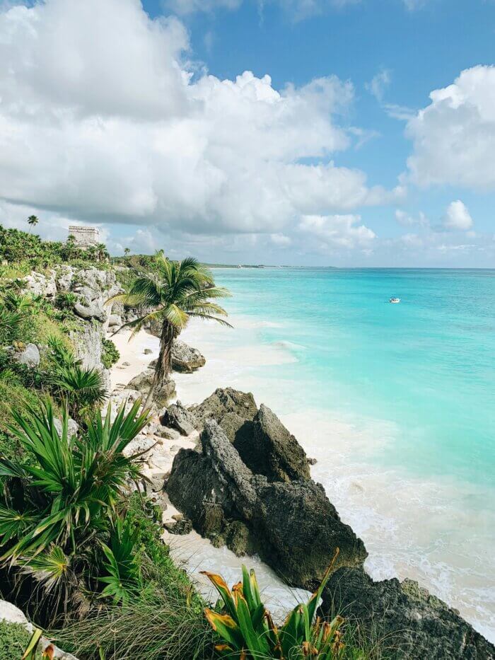 Starověké mayské ruiny Tulum stojí na útesu nad Karibským mořem na Yucatánu.