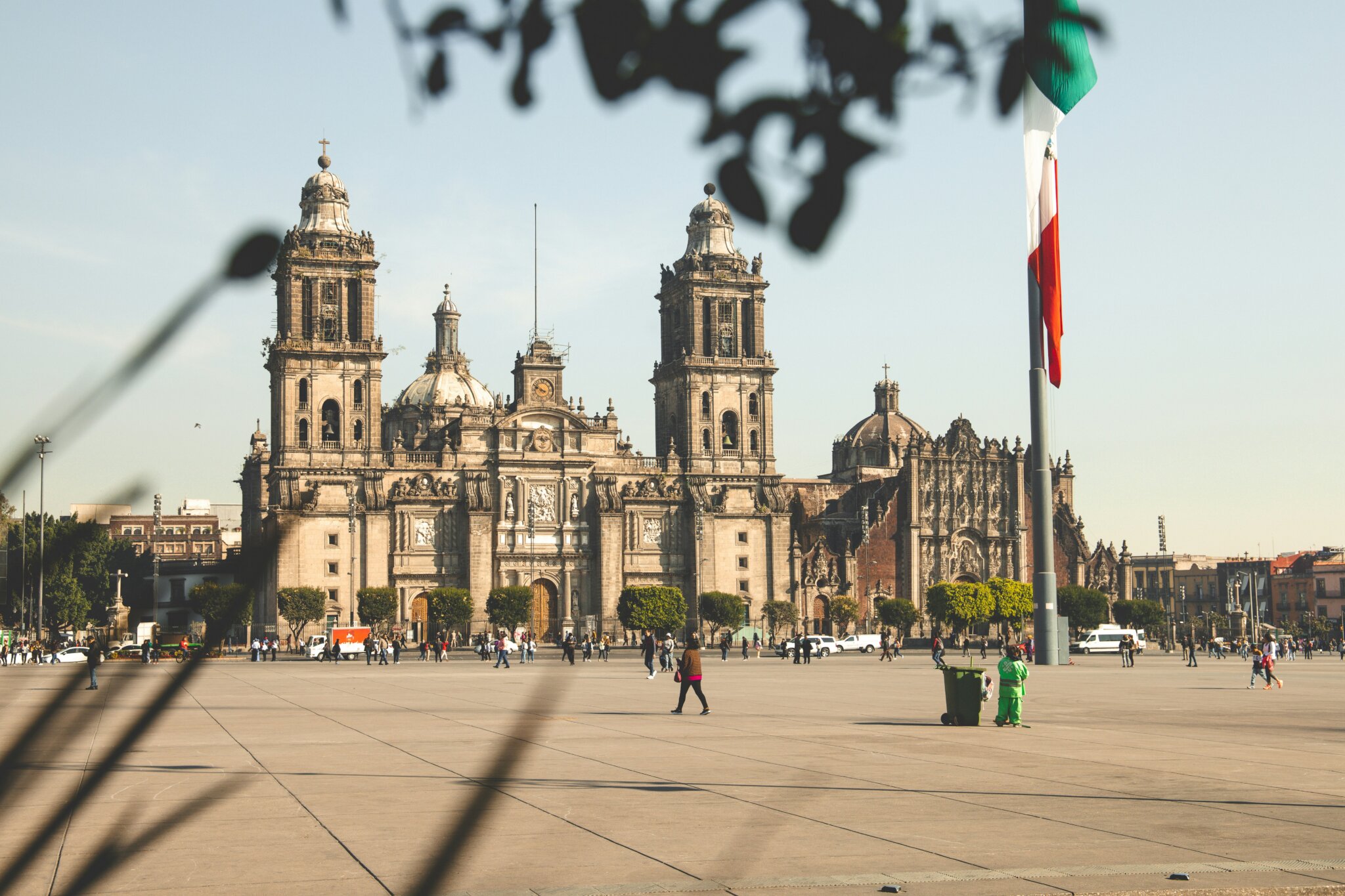 Co vidět v Mexico City: Metropolitní katedrála a hlavní náměstí Zócalo v Mexico City s mexickou vlajkou.