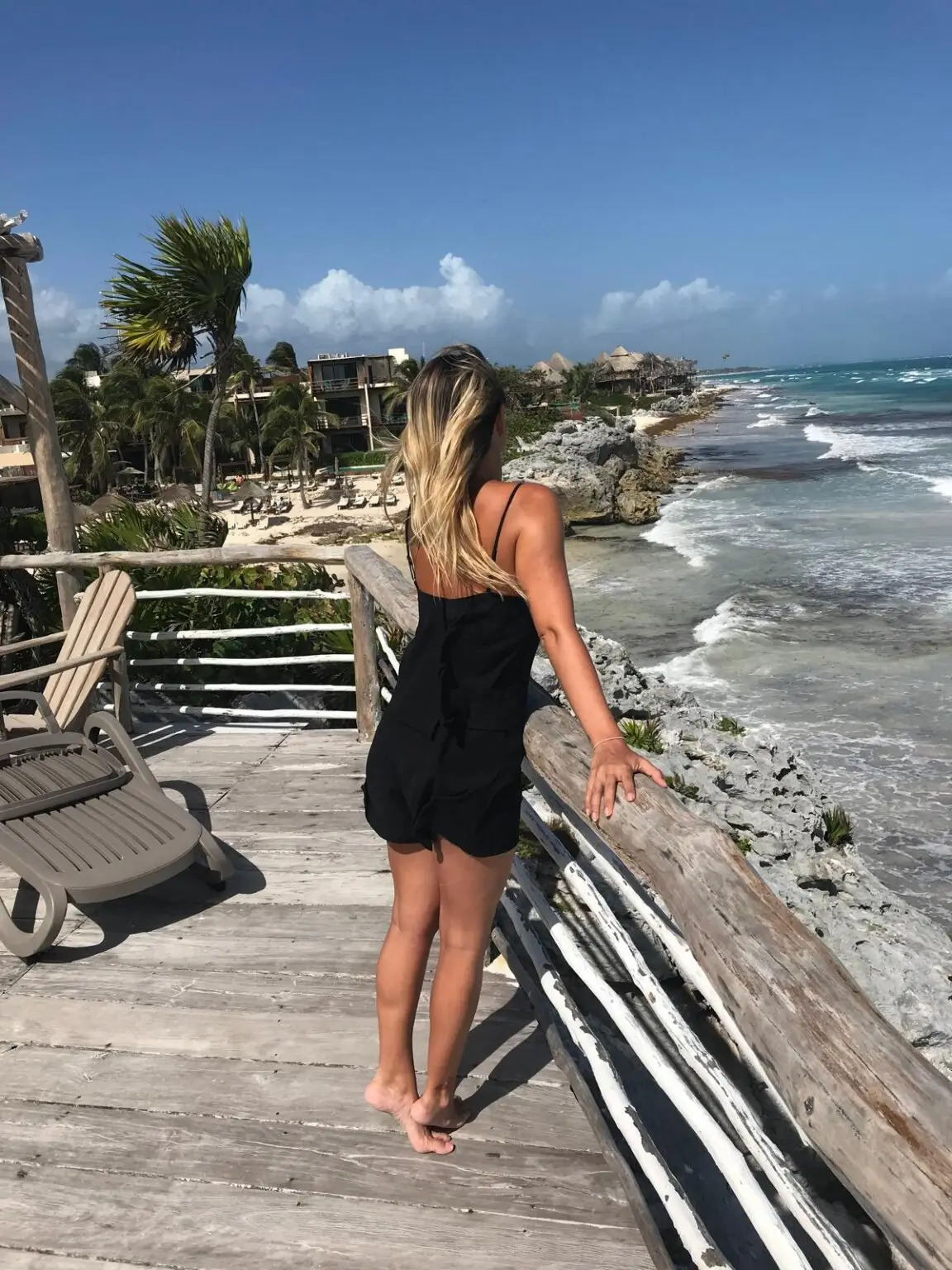 Žena pozorující pláže v Tulum