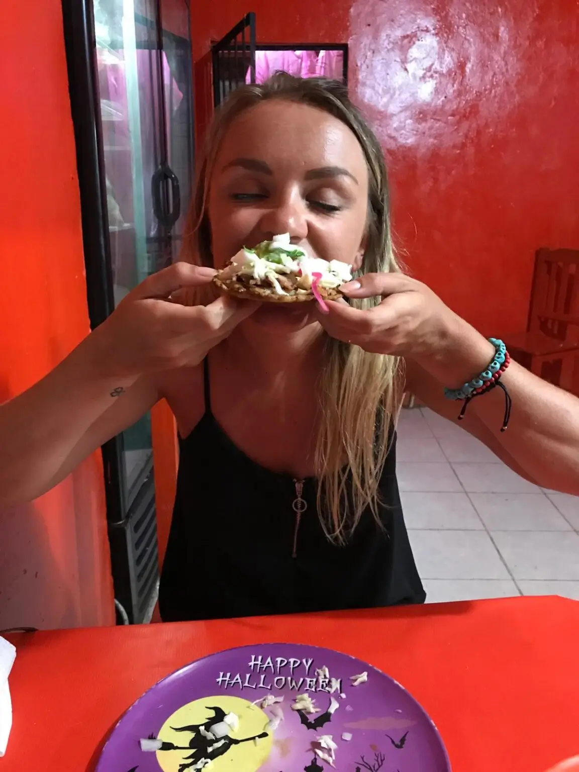 Žena jí tacos v mexickém Tulum