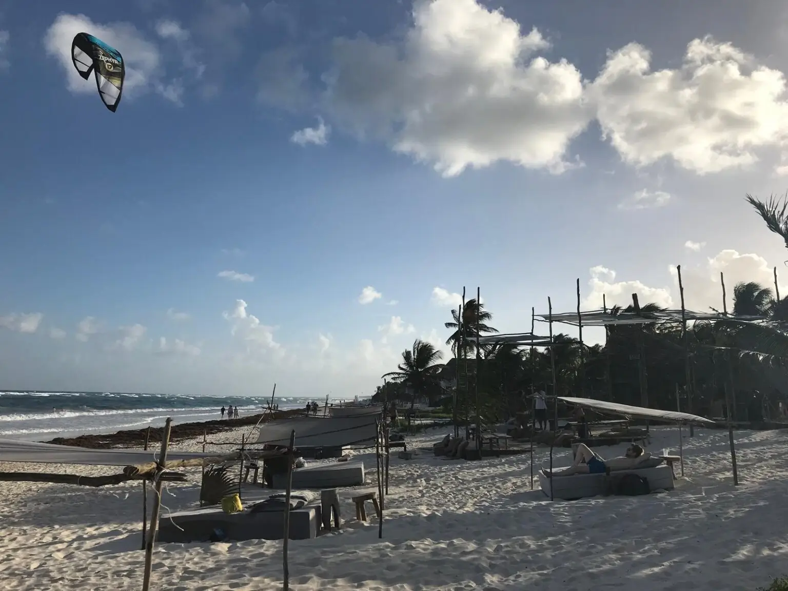 Pláže v Tulum s bílým pískem, mořem a kitesurfem