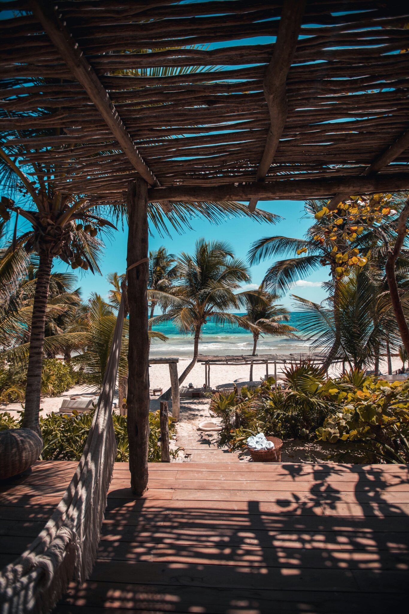 Pláž v Tulum v Mexiku s palmami a výhledem z hotelové terasy v zona hotelera