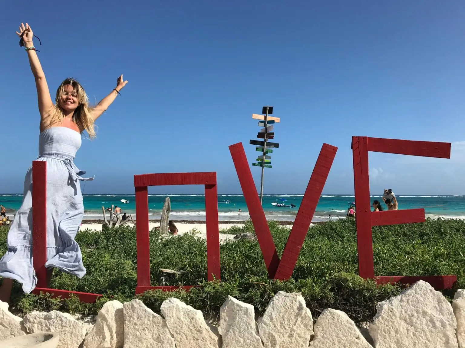 Žena na pláži playa paraíso v tulum u nápisu Love - co vidět v Tulum? Co dělat v Tulum?