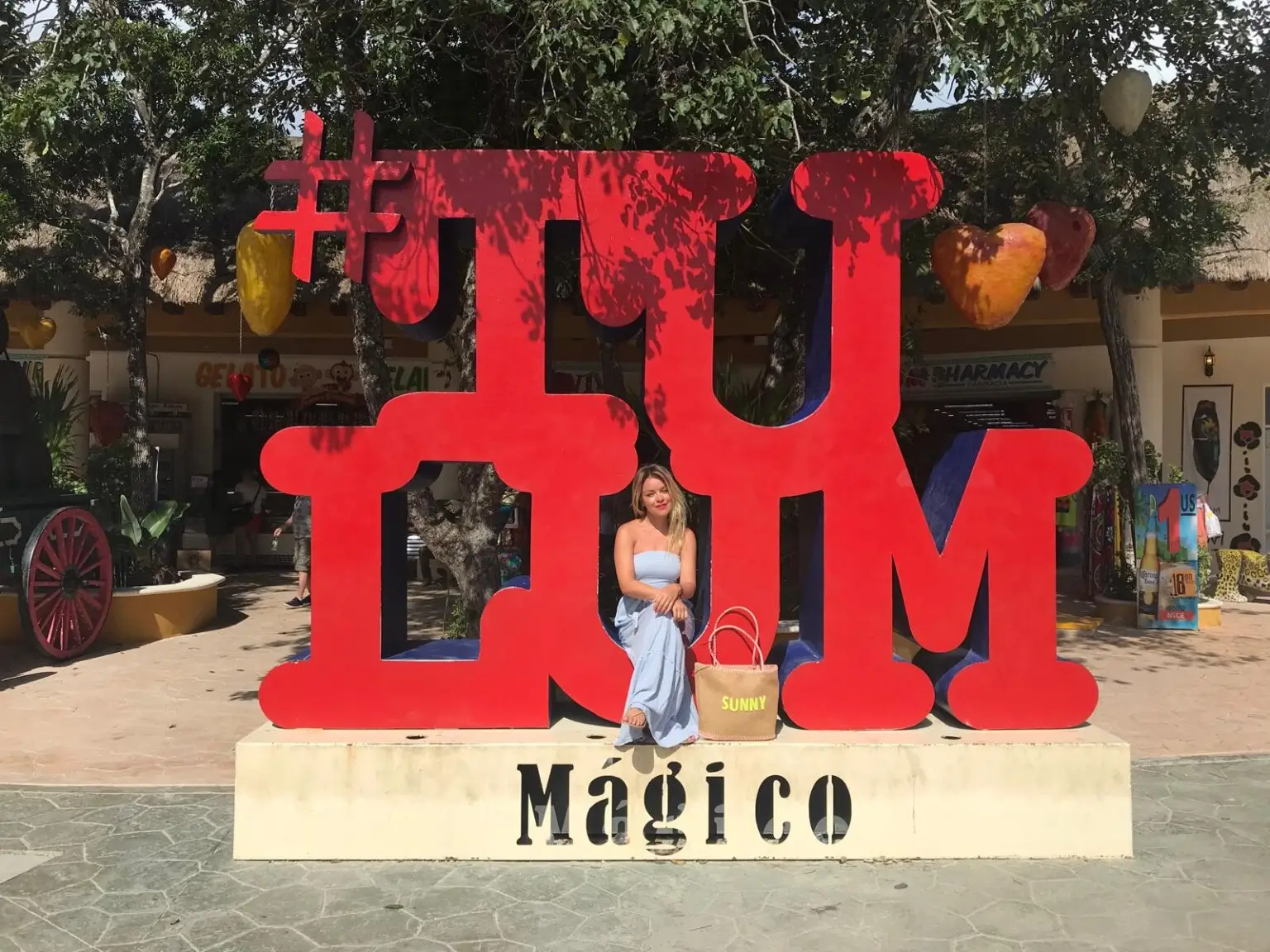 Červený nápis TULUM Mágico u mayských ruin Tulum v Mexiko na poloostrově Yucatan