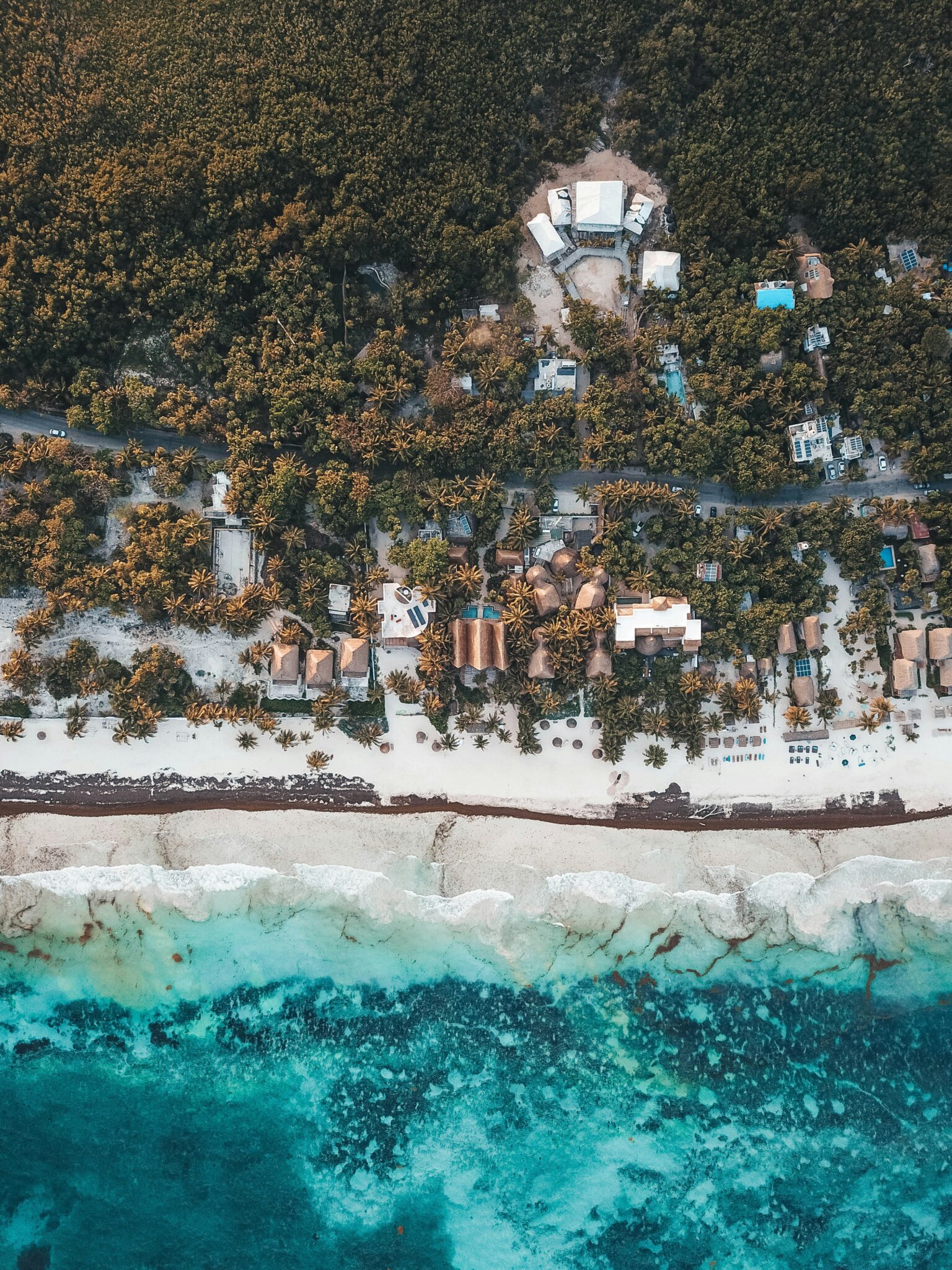 Letecký pohled na pláže a zona hotelera v Tulum v Mexiku s tyrkysovým Karibikem