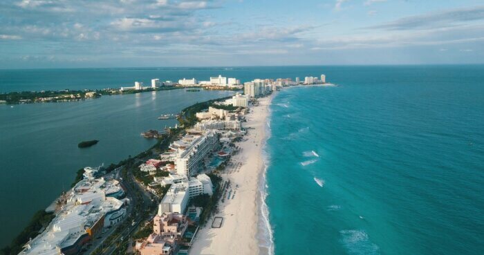 Letecký pohled na Cancún a bělostné pláže Riviera Maya na poloostrově Yucatán, Mexiko.