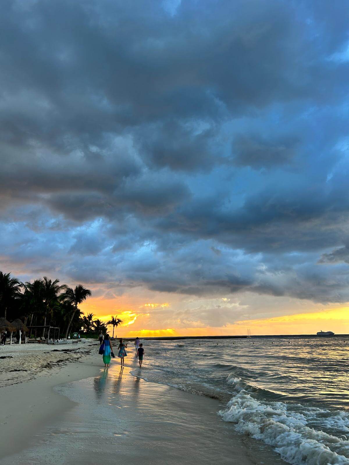Pobřeží ostrova Cozumel v Mexiku