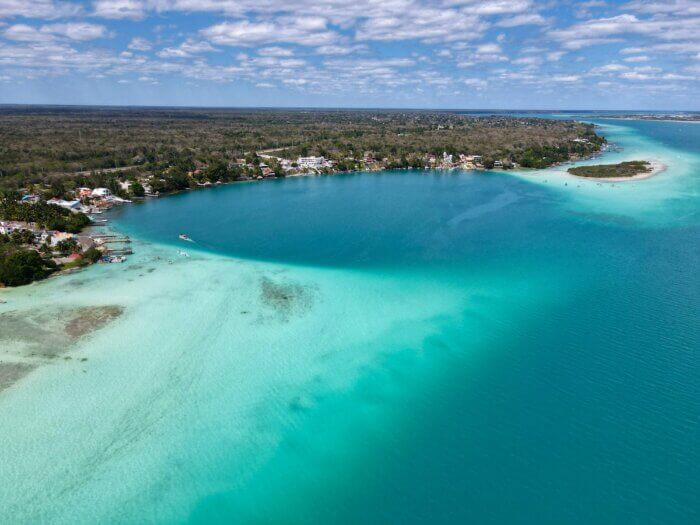 Letecký pohled na lagunu Bacalar přezdívanou „jezero sedmi barev“ v mexickém Quintana Roo.
