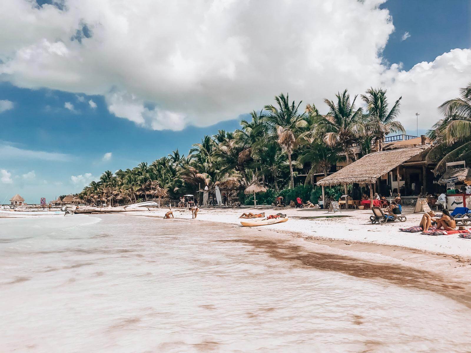 Pláž na ostrově Holbox v Quintana Roo